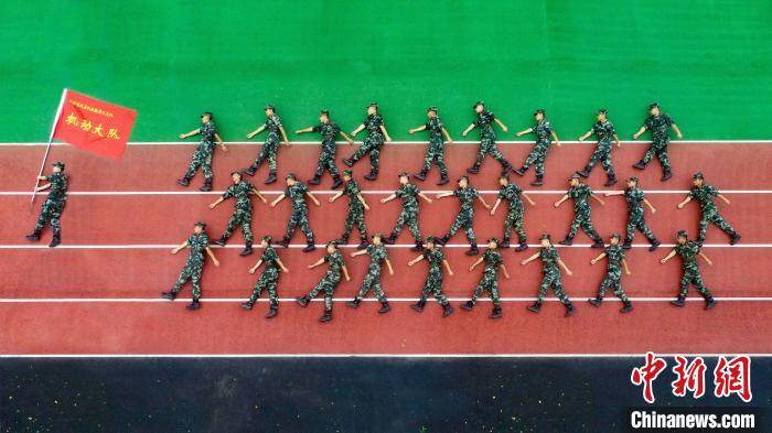 退伍季 重庆武警官兵航拍创意退伍照纪念军旅青春