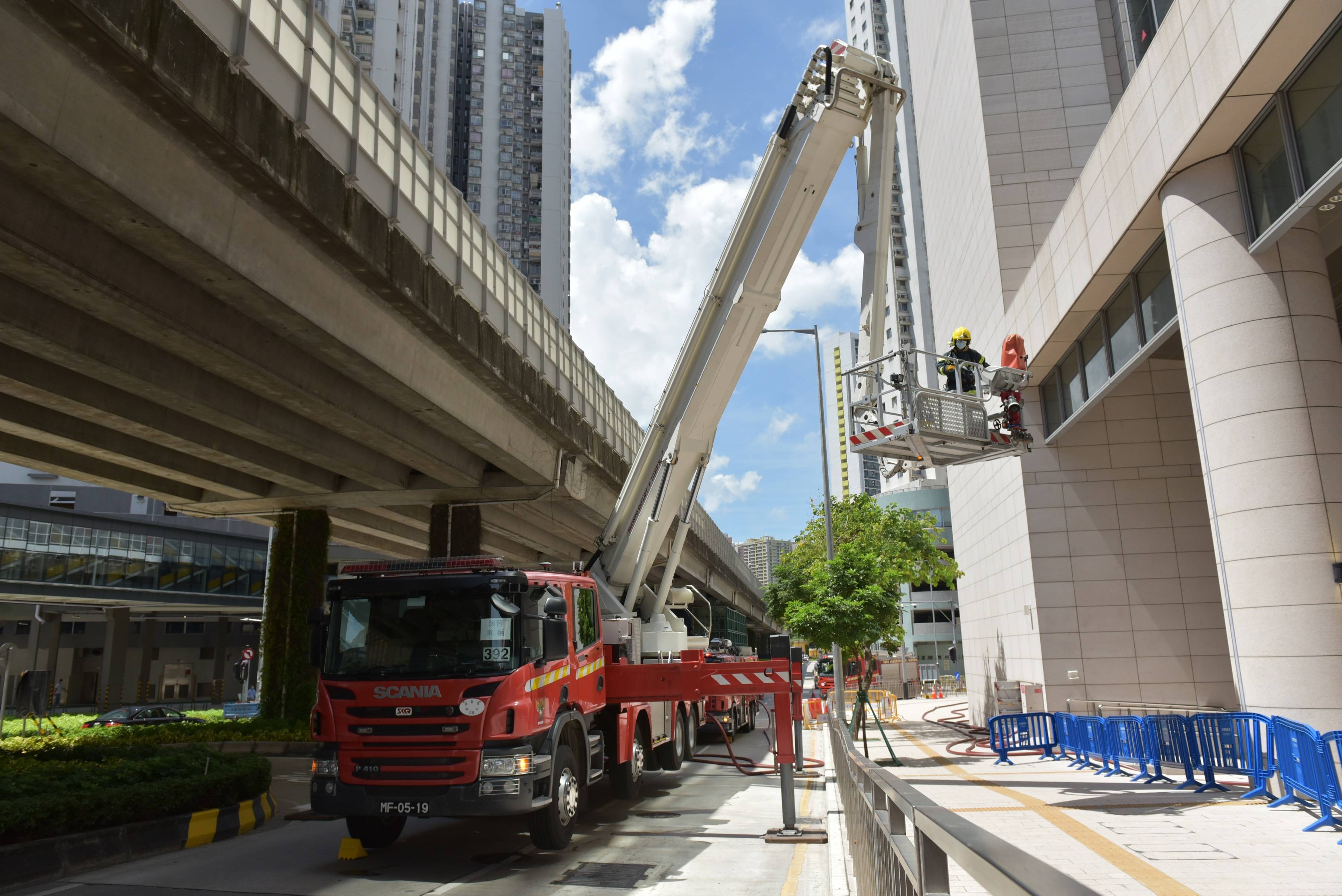 8月26日,澳门消防局人员在演习中灭火.