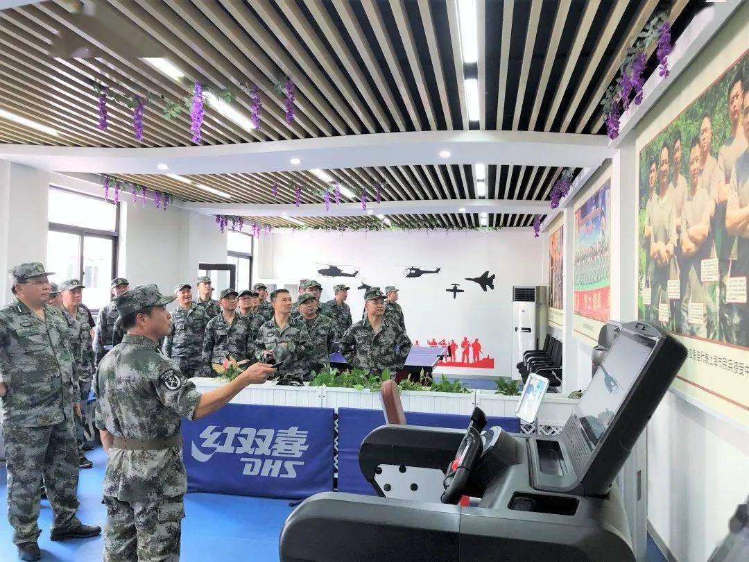 走进马桥镇武装部,一行人参观了装备库,资料室,青年民兵活动室等场所