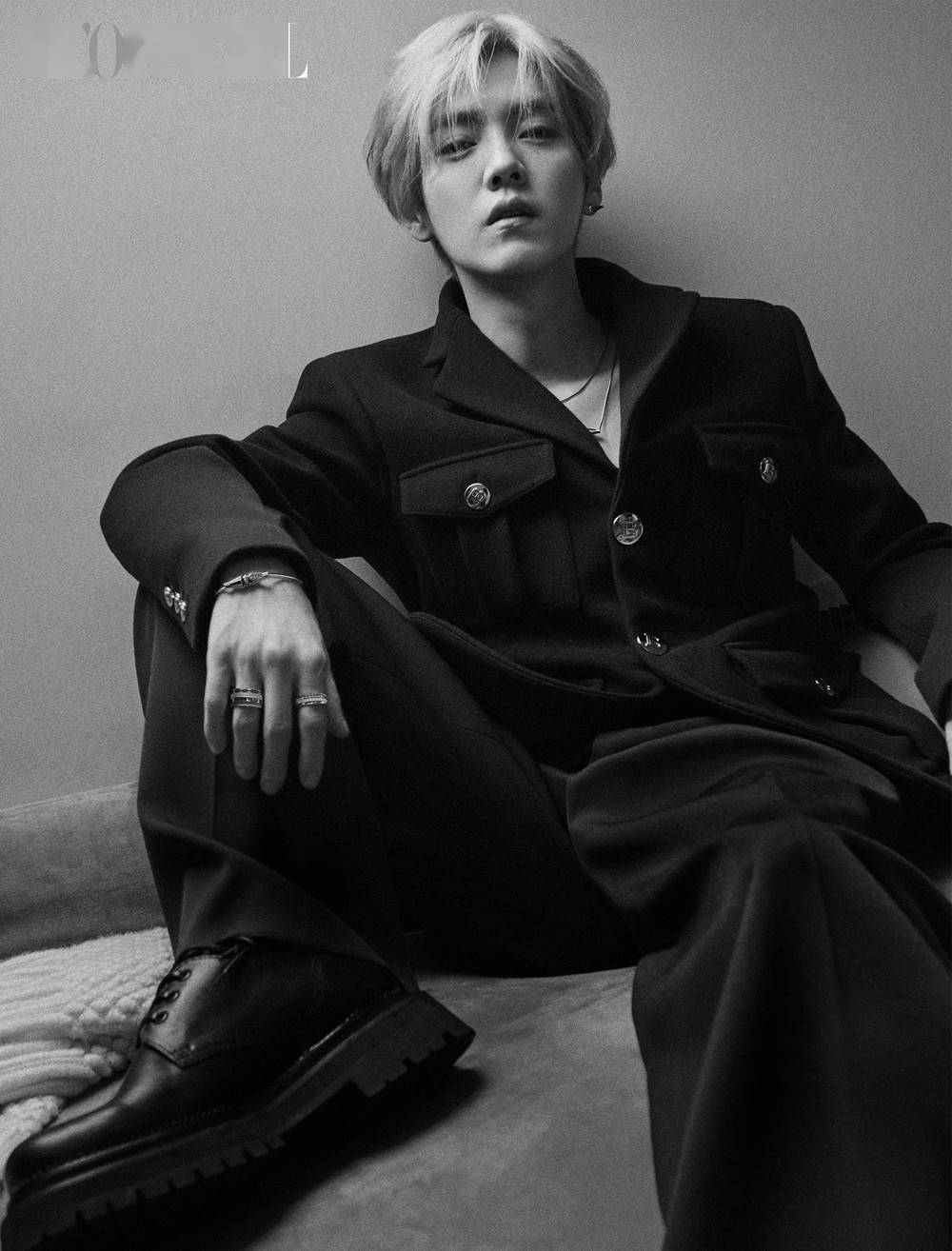 鹿晗初秋氛围感大片释出金色卷发诠释双重魅力