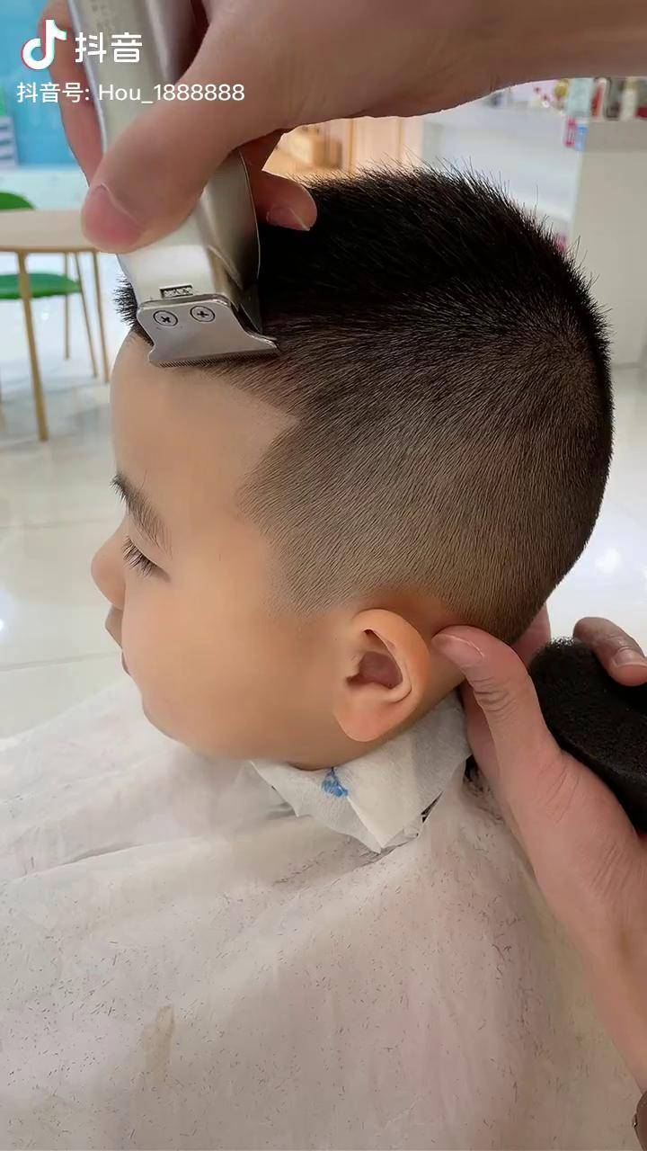 儿童剪发 发型雕刻 干净立正的男孩发型,你喜欢吗?