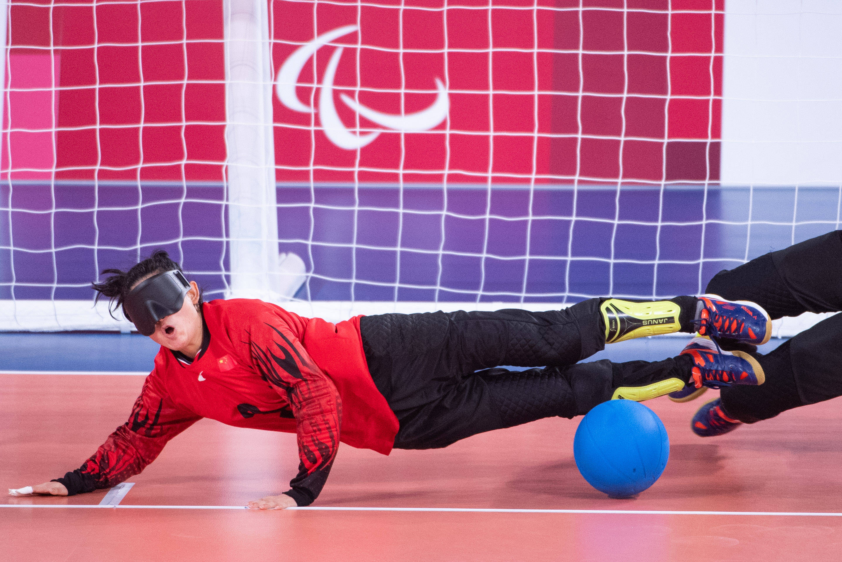 盲人门球小组赛中国女队不敌俄罗斯