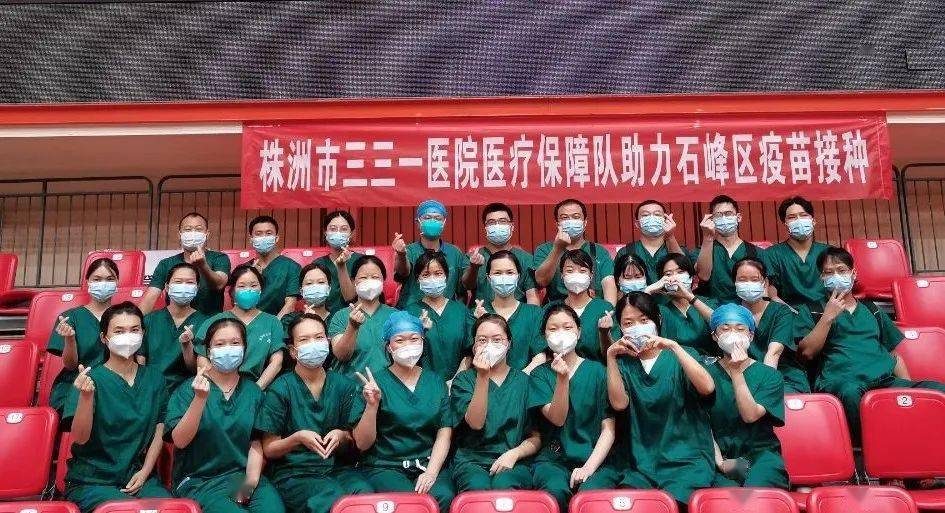 到后来辗转到田心方舱接种点为学生接种新冠疫苗,奋战十天,出色完成