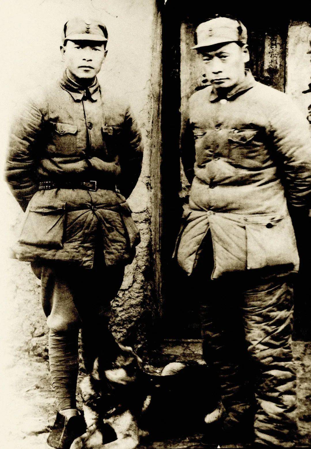 阶段,国民党顽固派不忘剿共,继"皖南事变"后,蒋介石又调集30万兵力,向