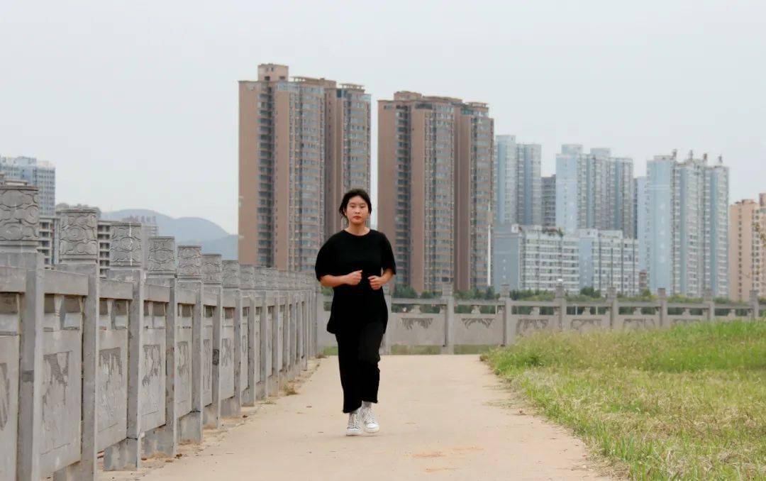 高考后18岁女孩每天打工12小时赚学费