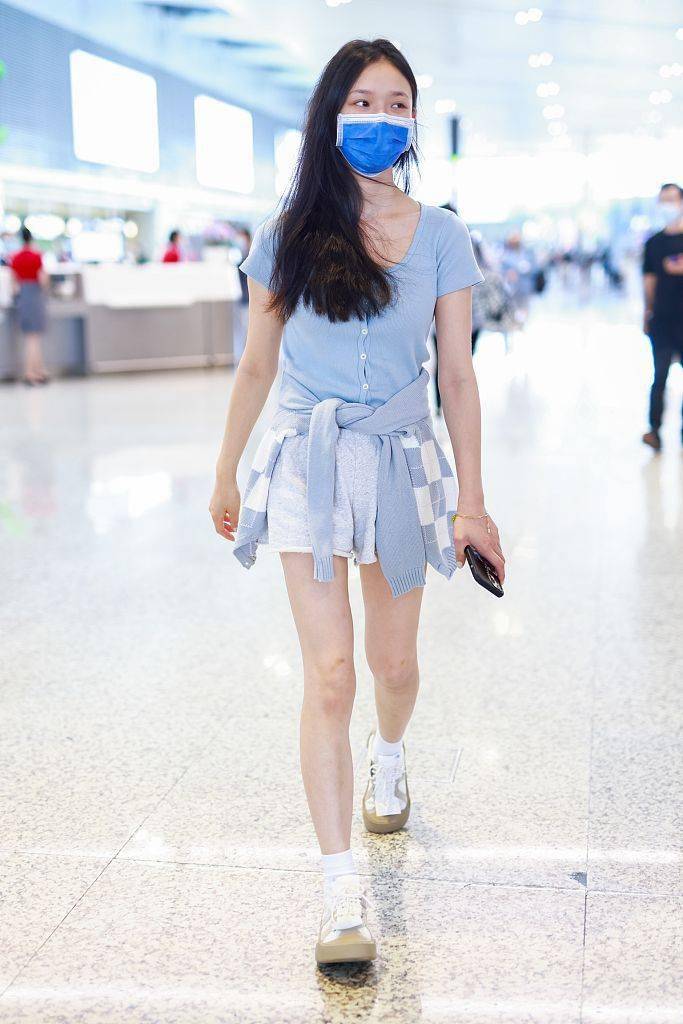 黑色|林允穿水洗蓝短袖T恤大象灰短裤 一双大长腿吸睛