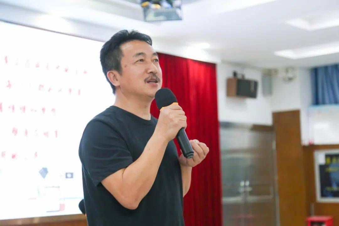 提升内驱力乐享幸福感特级教师董玮老师莅临我校为老师们作通识培训