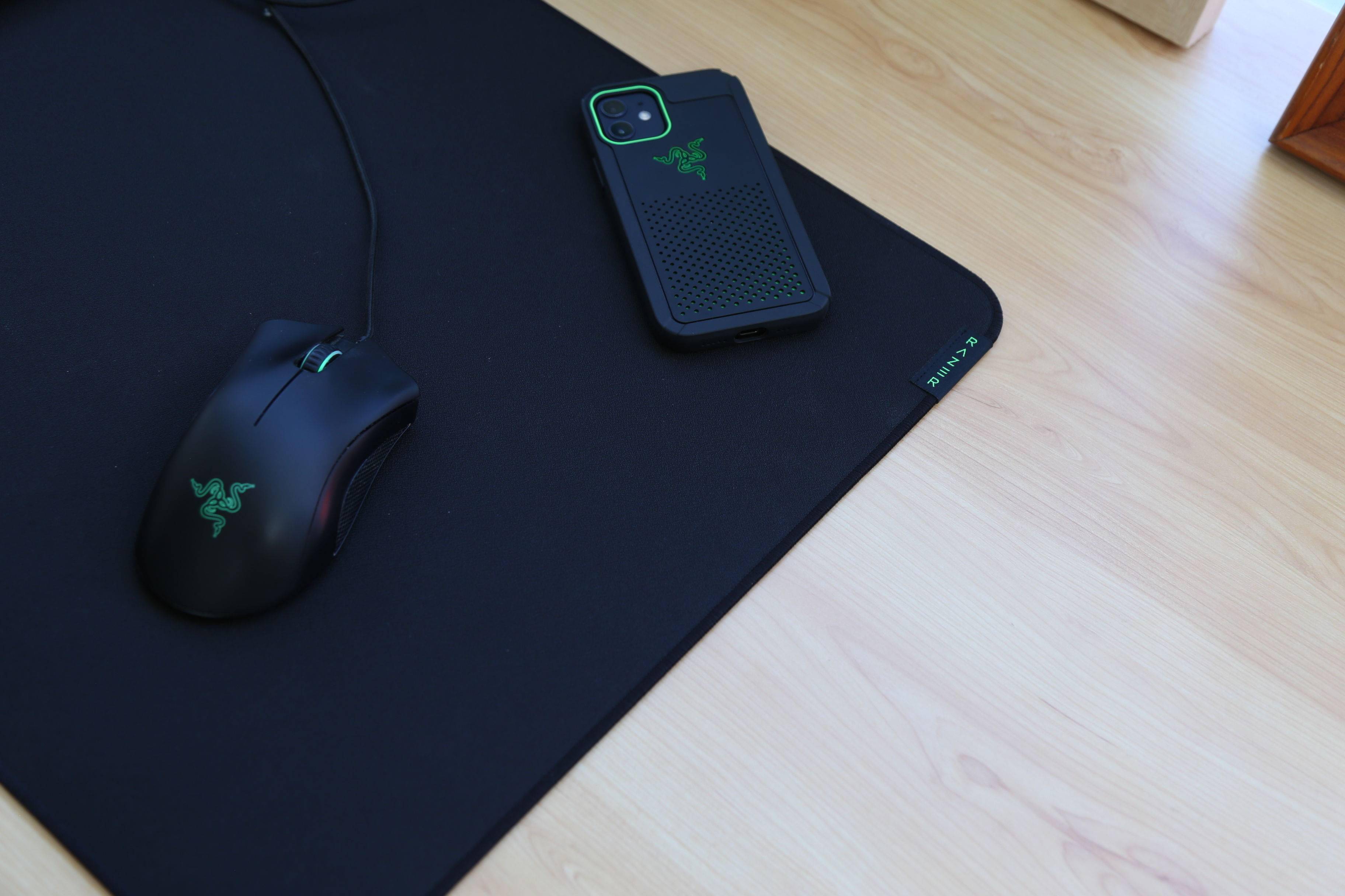 图赏|雷蛇凌甲虫融合型鼠标垫:兼顾精准微操/滑动速度之选