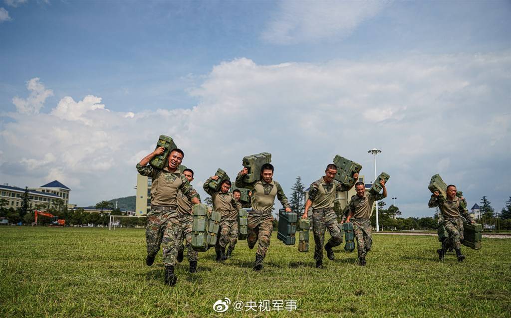 解放军穿星空迷彩蛙服高原练体能排汗还阻燃战狼都爱穿