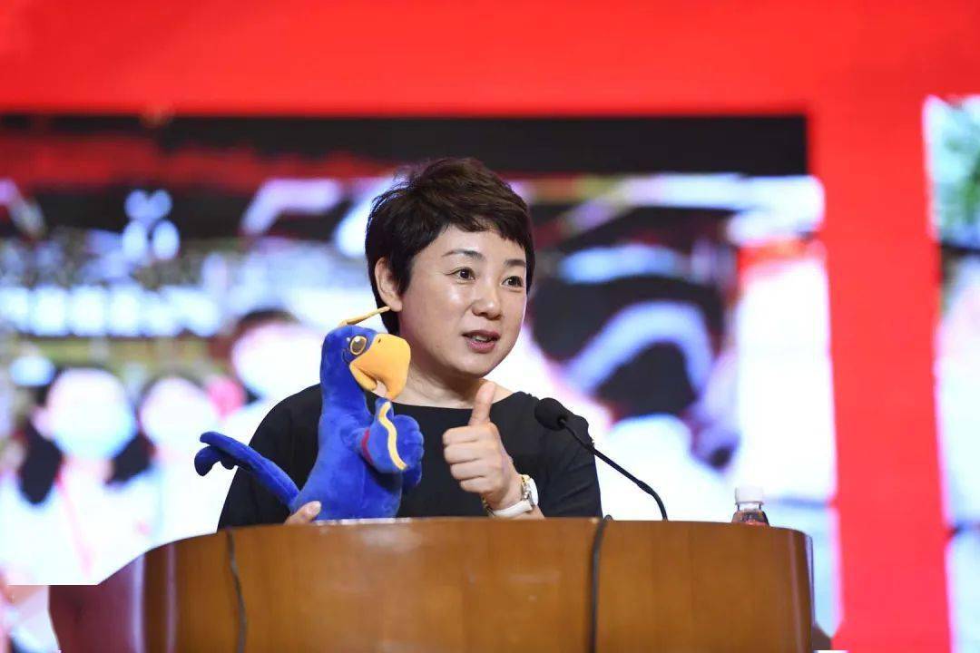 顾晓园书记讲授新生开学第一课与二外共成长与祖国共奋进