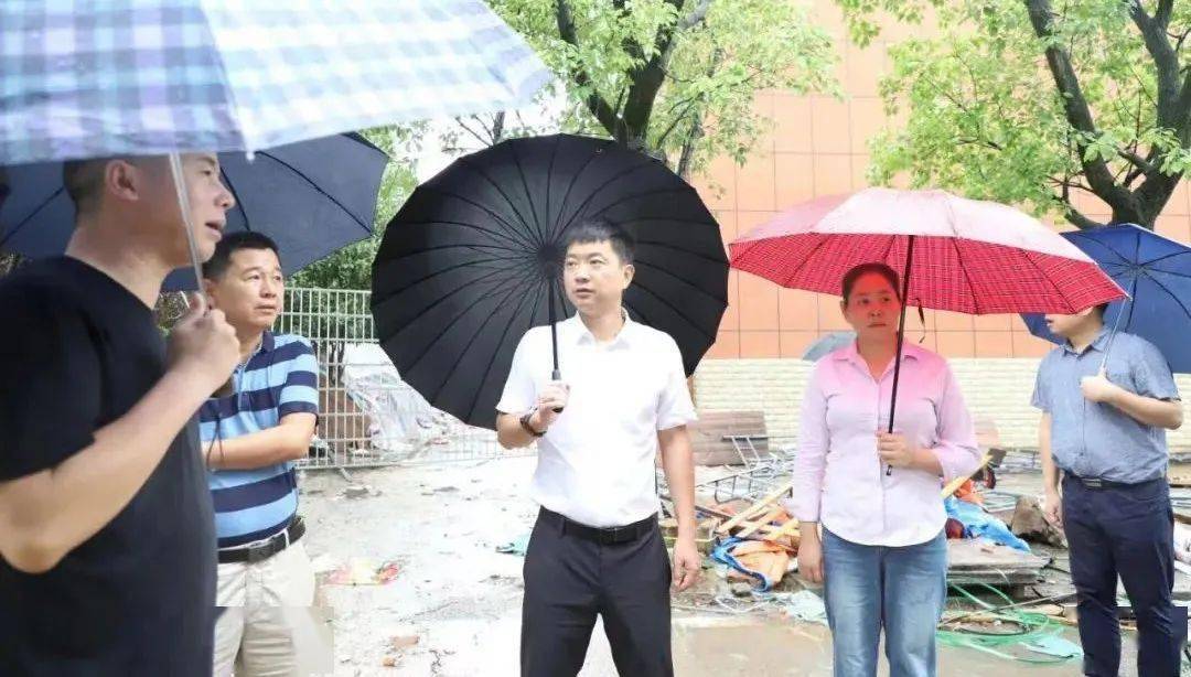 8月24日,区委副书记,代区长陈淼调研市十六中,岳西中学.