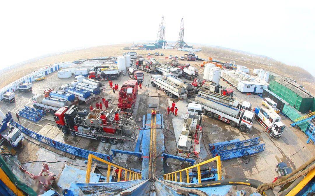 大庆油田大型压裂施工现场 殷定斌 摄