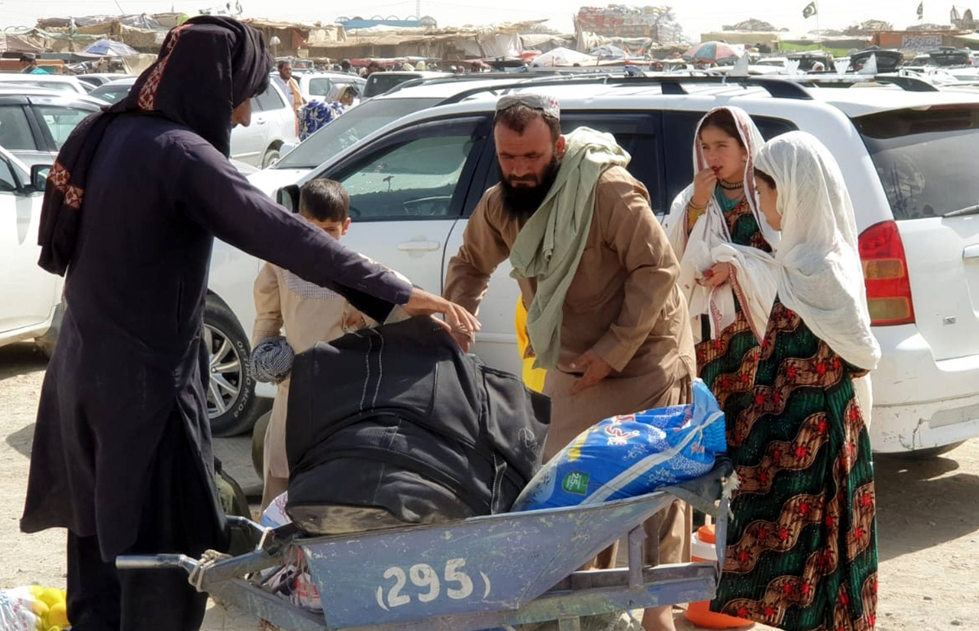 巴基斯坦边境口岸的阿富汗人