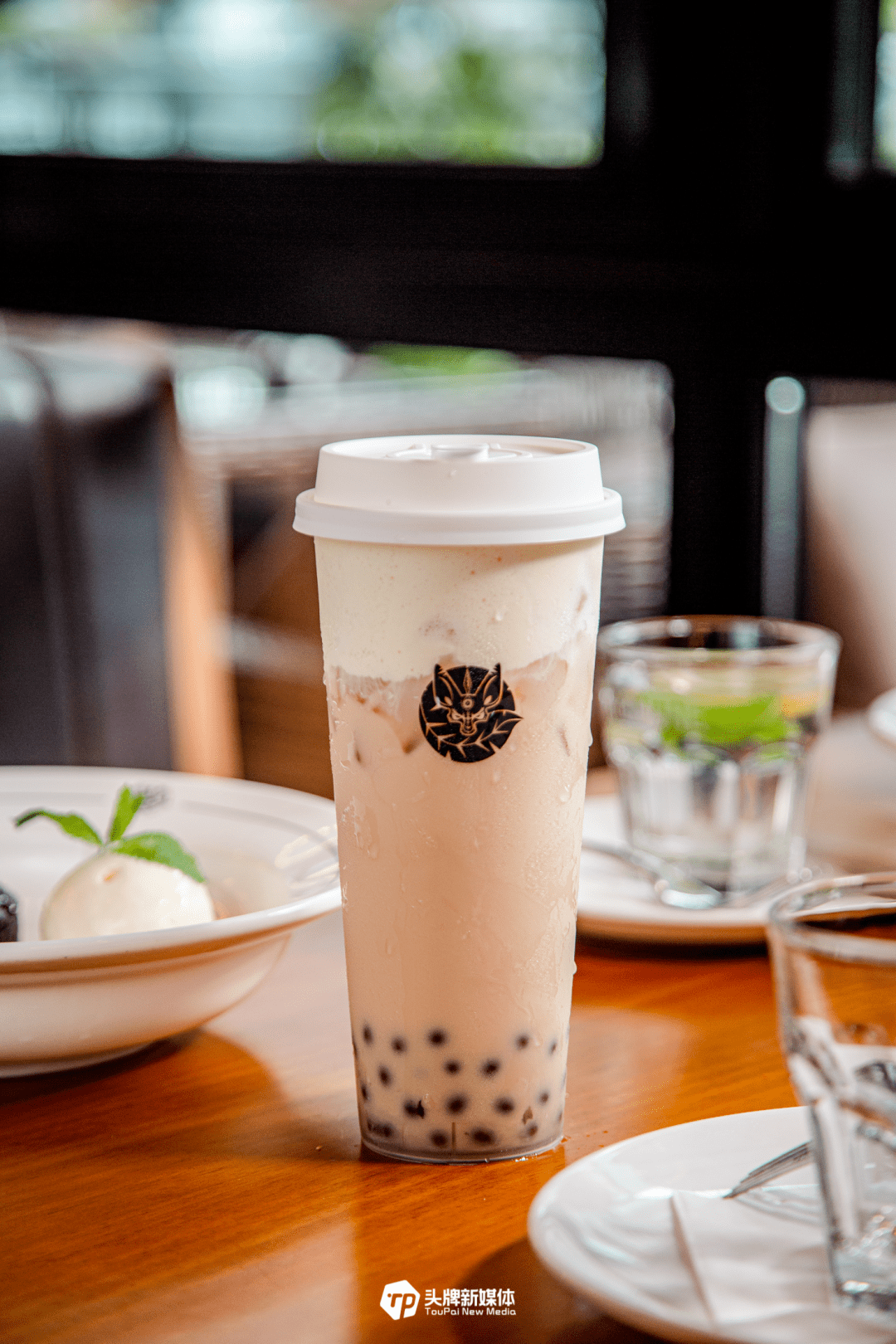 蜜韵红茶和焦糖的完美结合的红豆啵啵奶茶;草莓冰沙和奶盖绝妙搭配的