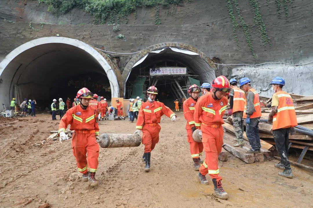隧道突然冒顶塌方红河消防鏖战84小时成功营救5名被困人员