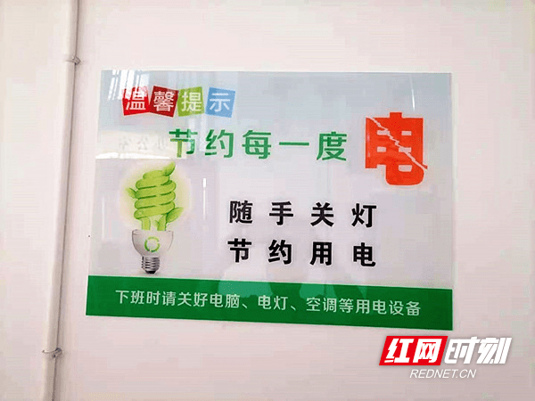 縣政府辦公大樓,各辦公室門口都粘貼有