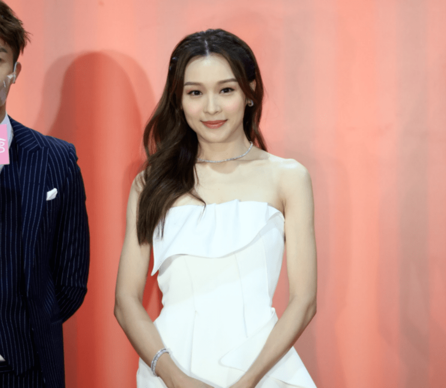 结婚不成搞到分手!李佳芯穿婚纱现身,被问是否可惜