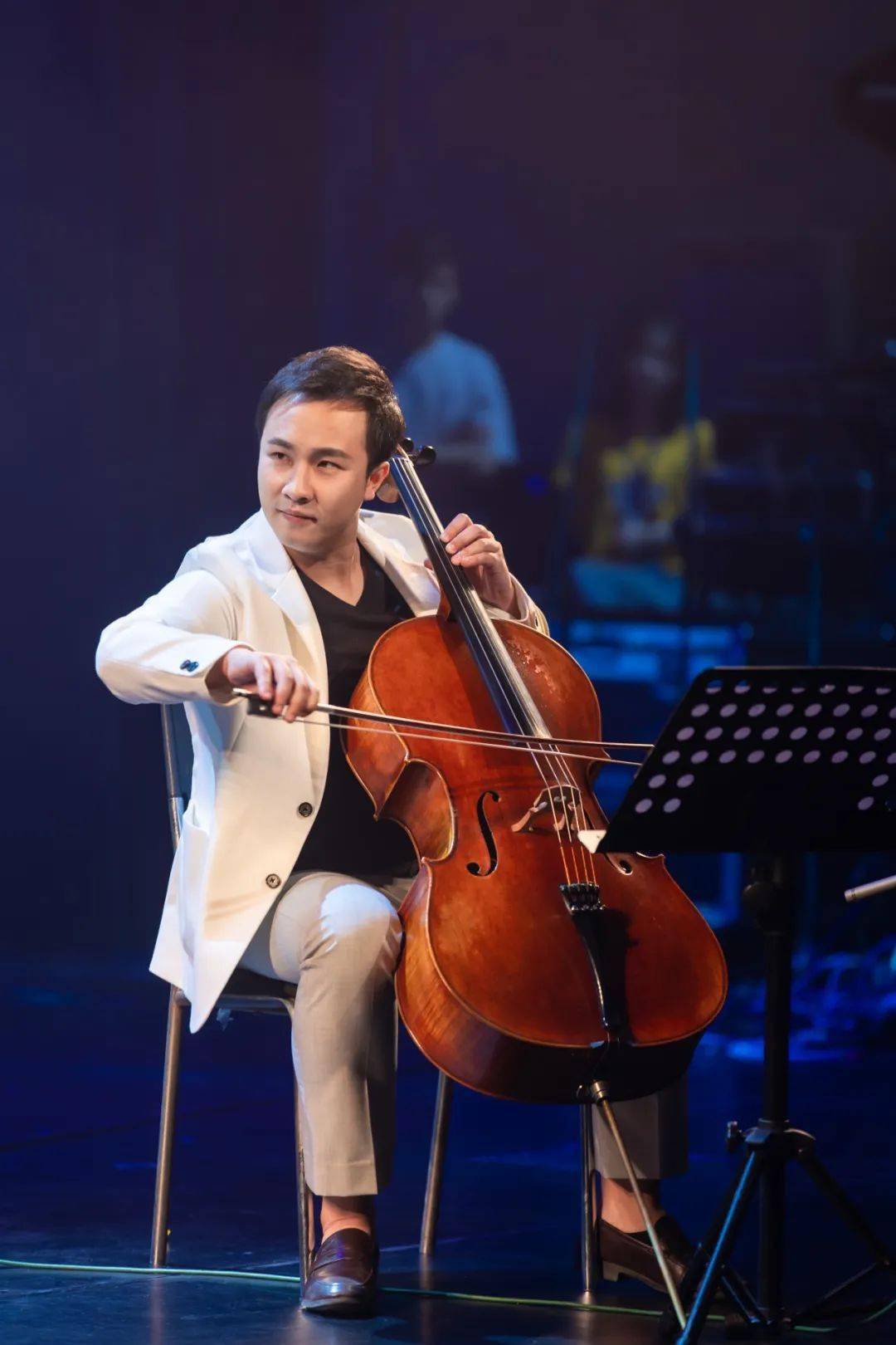 大提新纪元人物披荆斩棘的青年大提琴家谢添