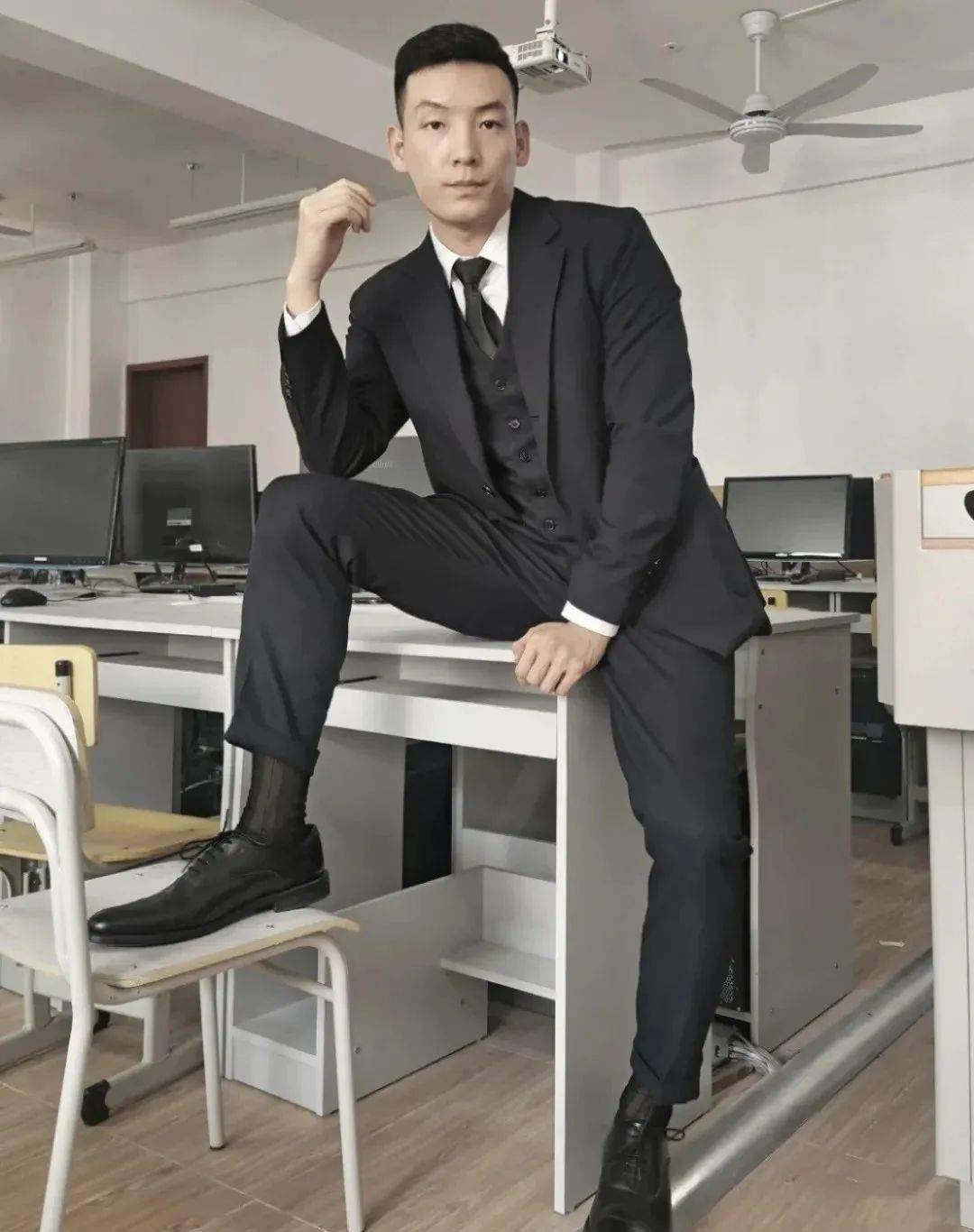 让我们一起来看看  哎呦,你还别说 男教师穿着正装,皮鞋的模样 确实