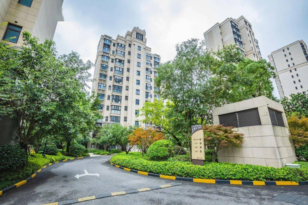 城公园风情街,汽车城环路商业圈地铁: 11号线上海汽车城站公交:安虹线