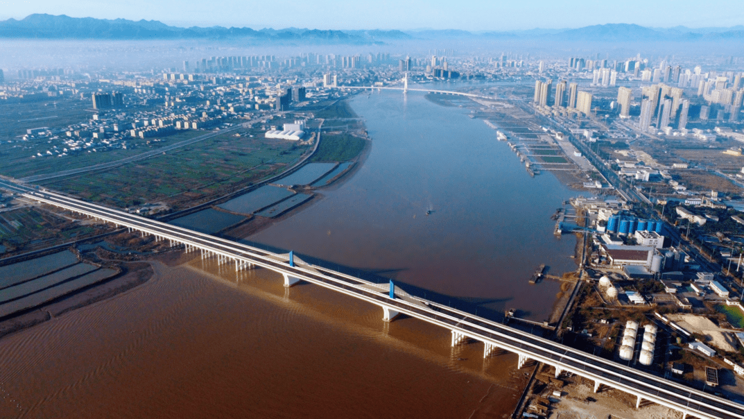 其中溪金山隧道3642m,鰲江五橋1500m,此外還設互通式立交一處,分離式