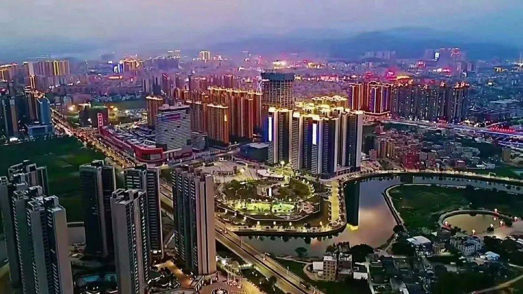 点击上方蓝字关注我们  网友报料,近日在海丰市民广场周边看到,靠近