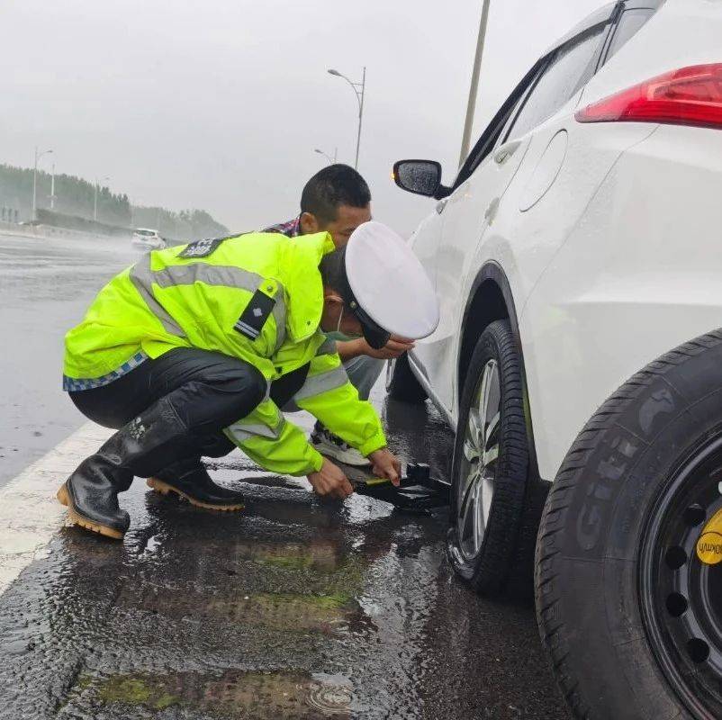 我为群众办实事 雨中车辆爆胎被困 河南高速交警及时发现快速救助孟某 5563