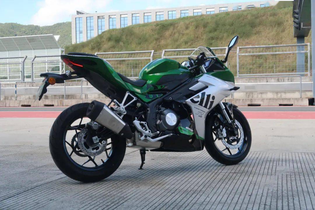 25800元贝纳利仿赛tornado252发布