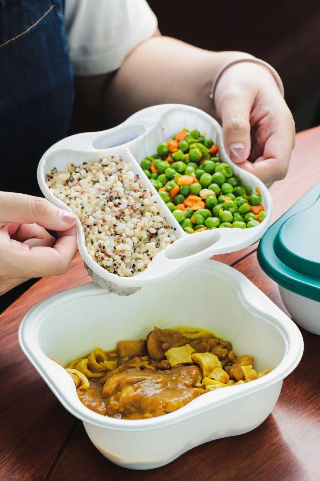 虫草花蒸鸡,分量也是够够的,糙米饭搭配豌豆,半盒都是肉,真的太满足了