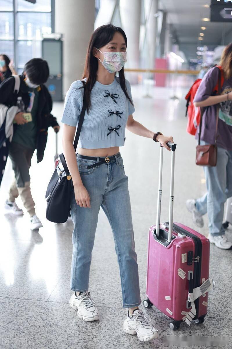 街拍何泓姗身着露脐上衣秀出小蛮腰蝴蝶结造型吸睛加分