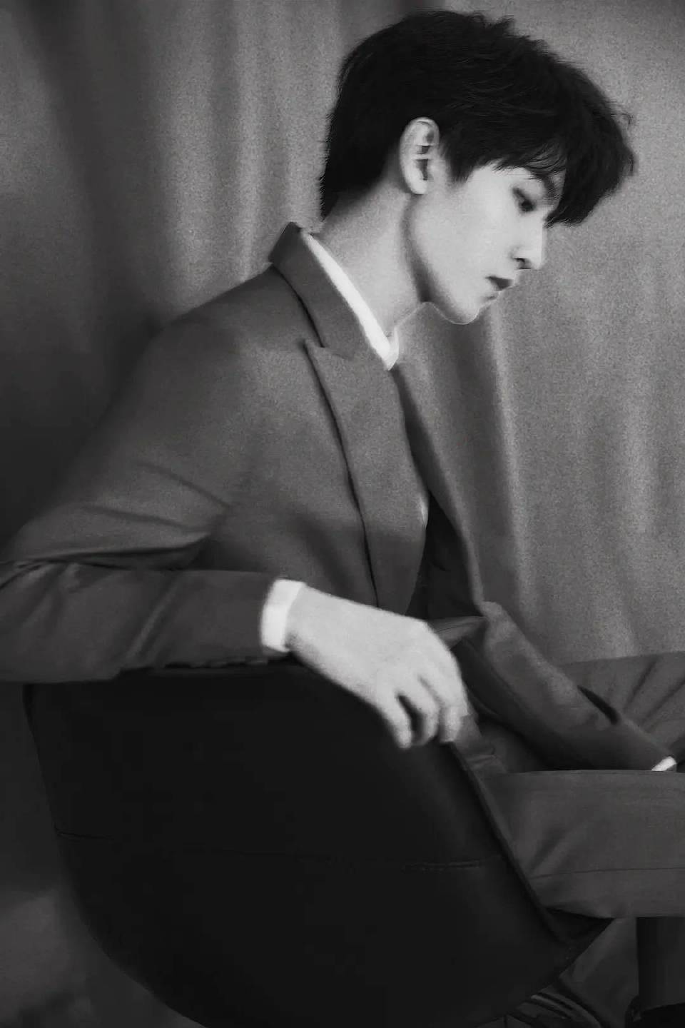 王俊凯黑白色系大片合集这氛围感大帅哥太苏了