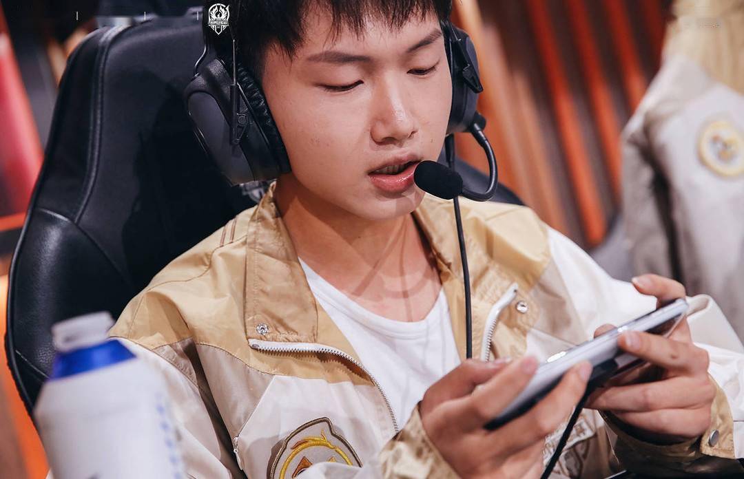 世冠封面观察|重庆qg完成超级大满贯 fly成kpl历史第一人_qghappy