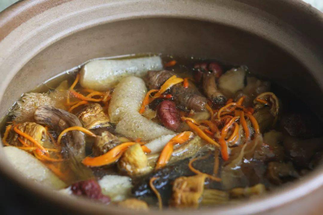 还可以放些山药,玉米或者别的菌菇 搭配松茸片进去一起炖煮,把汤熬到