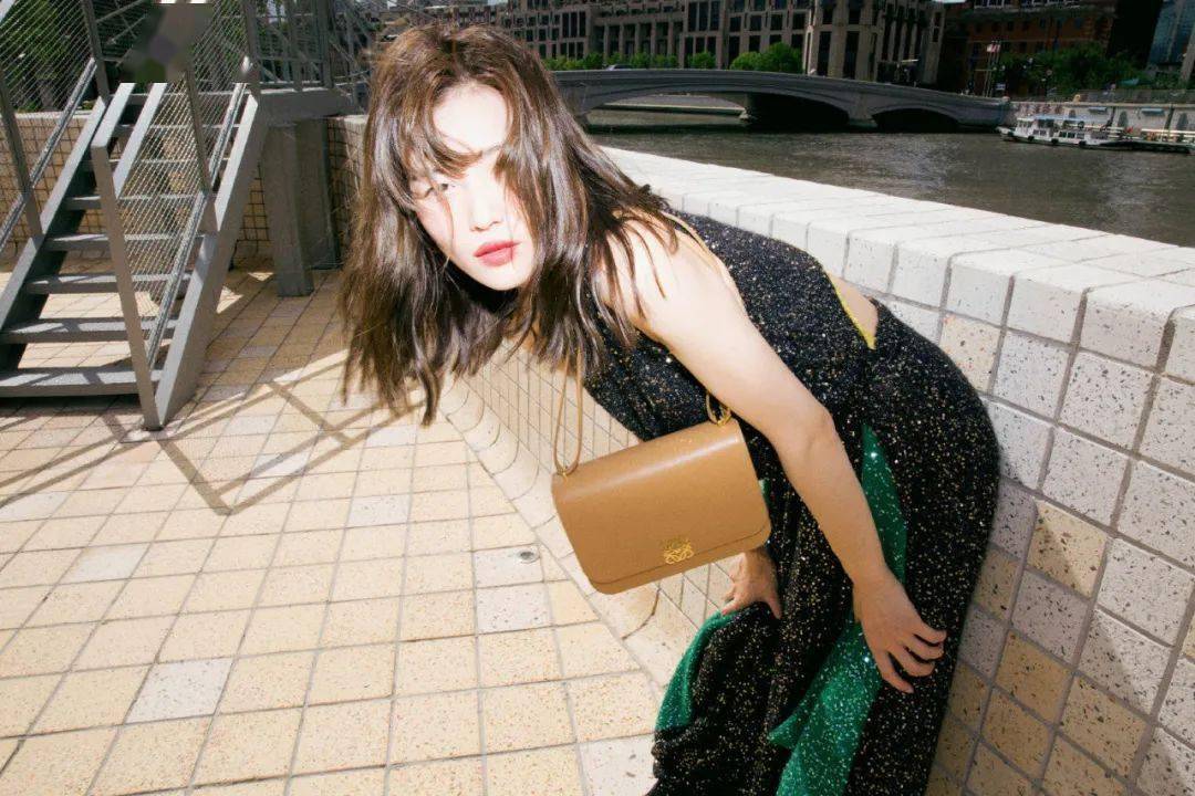 棕色|秋天背什么包?跟着这些明星抄作业就成!