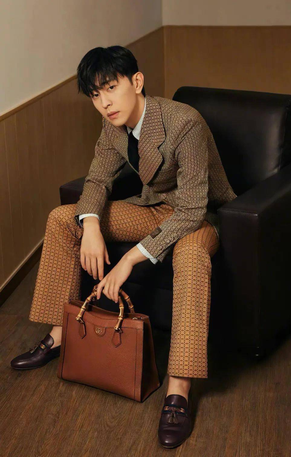 棕色|秋天背什么包?跟着这些明星抄作业就成!