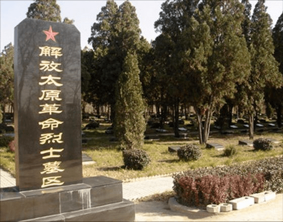 8月6日,实践团成员前往山西省太原市双塔寺烈士陵园参观学习.