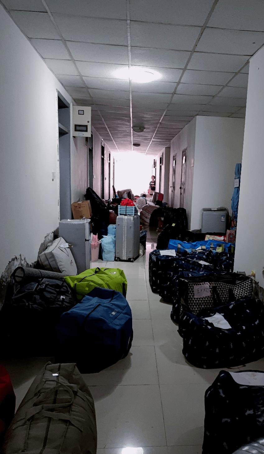 机械与运载工程学院2020级女生宿舍搬迁圆满成功_行李