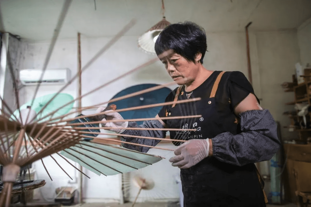 技艺|一把伞600元，排队半个月才能买到！90后小伙这手绝活太惊艳