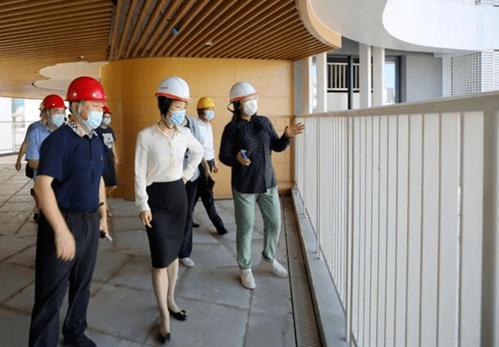 带队赴新开办学校检查学校建设及疫情防控工作,区领导袁虎勇,吴志柳