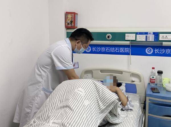 女子|女子结石发作疼痛难忍，就医检查发现结石已长到橄榄大小