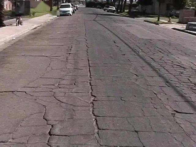 网状(块状)裂缝—重度轻度:缝细,不散落或轻微散落,块度大,块度大于