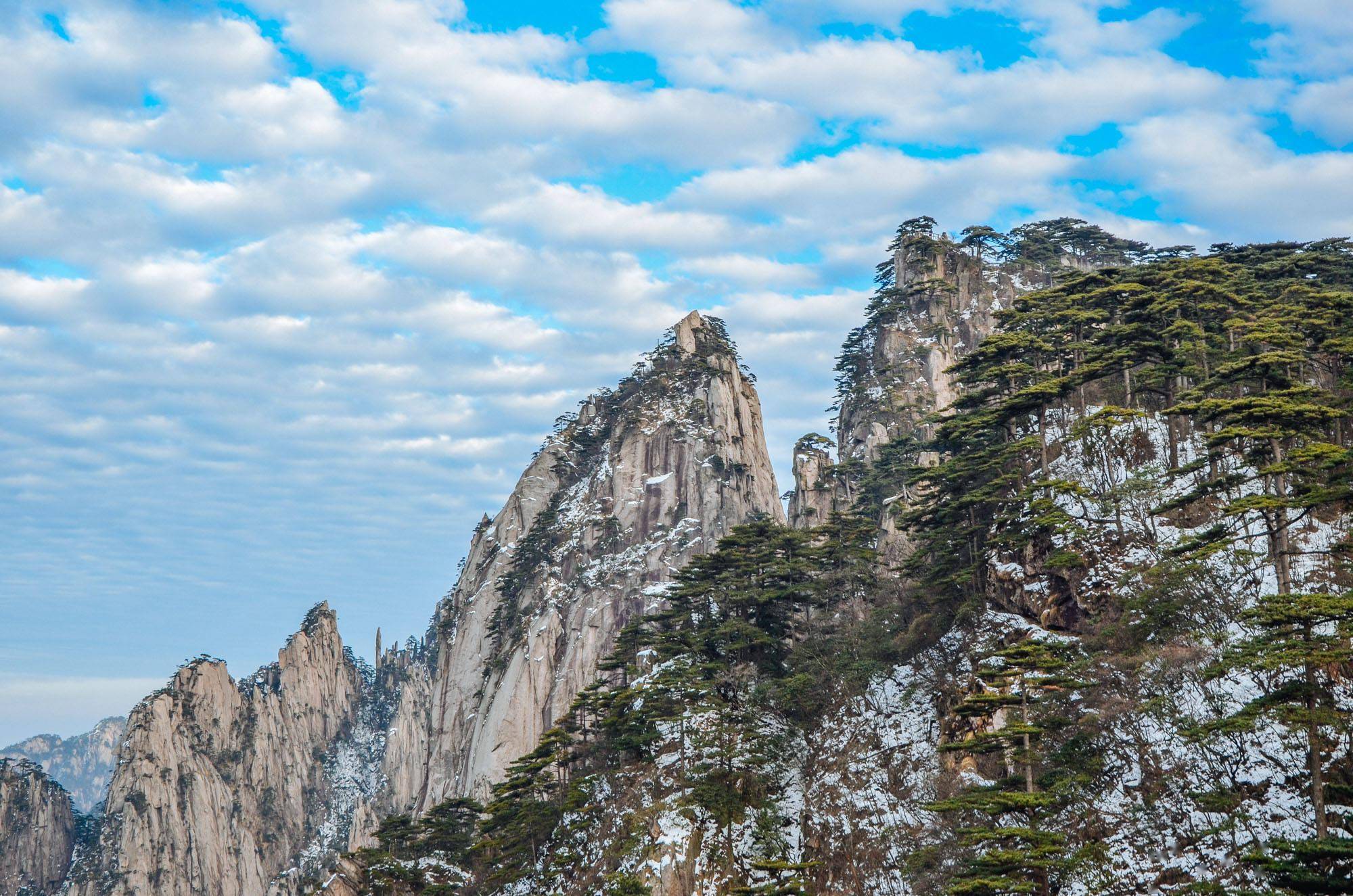 以及5a級風景區黃山由主峰蓮花峰,光明頂,天都峰三大主峰為主要構成