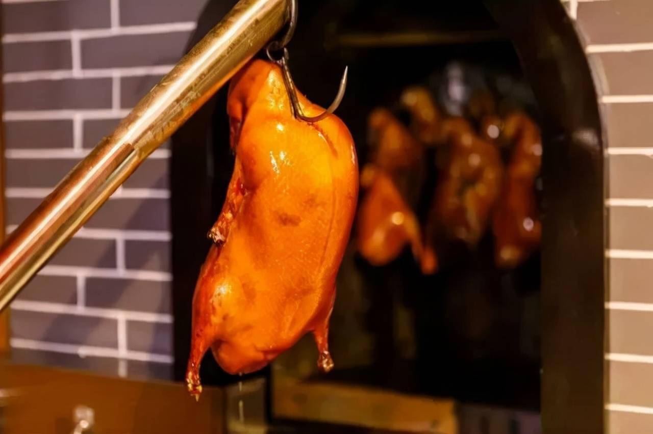 分为两派——以全聚德为代表的挂炉烤鸭和以便宜坊为代表的焖炉烤鸭