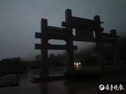 强降雨影响青岛崂山景区 巨峰如入黑夜