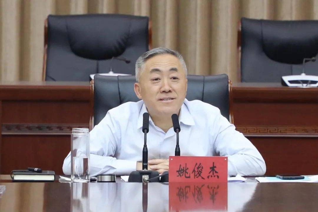 县委副书记黄凤山对青年干部提出四点要求,一是要勤奋,成功没有捷径