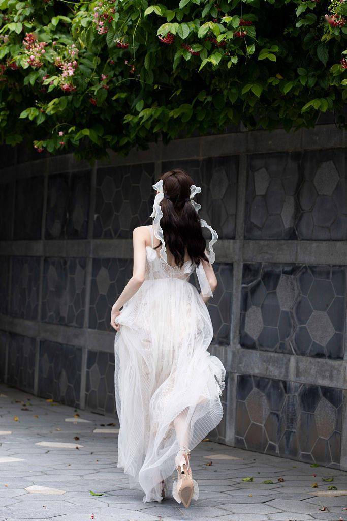 李子璇白色浪漫纱裙甜到窒息海边踏浪少女感清新如风