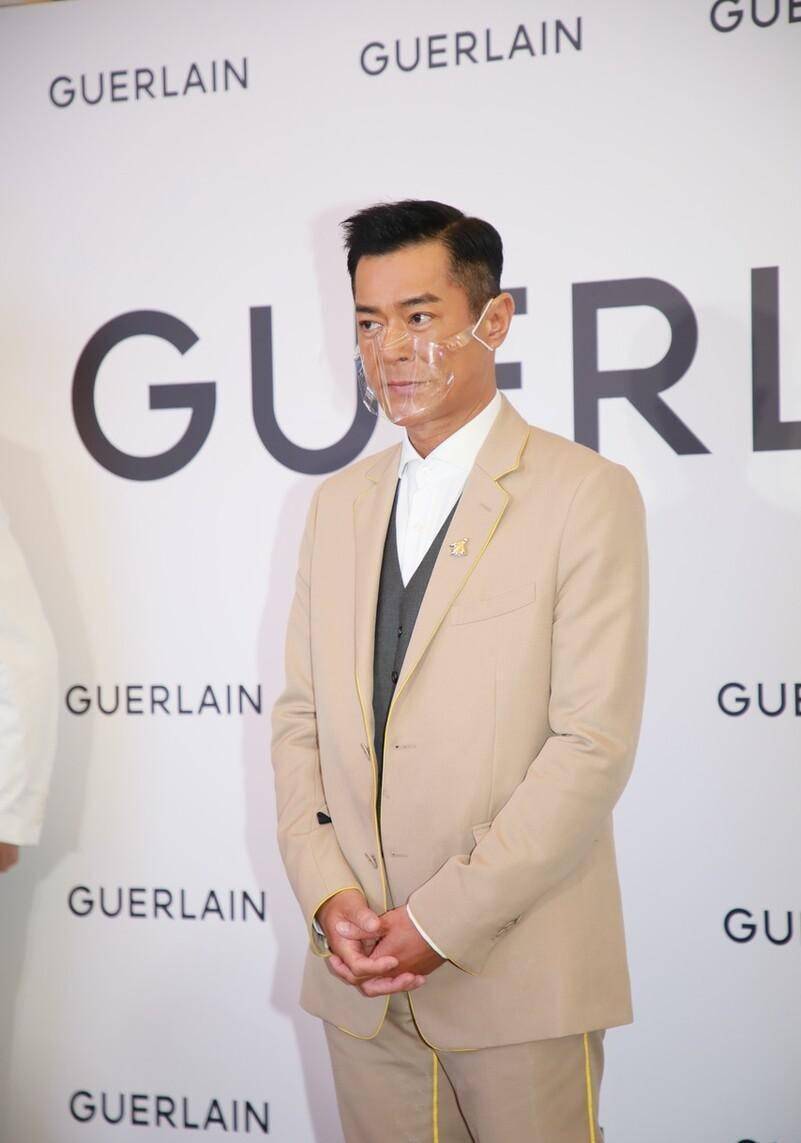 古天乐有了"大叔"的气质,但穿西装还挺个性的,配马甲好有风度