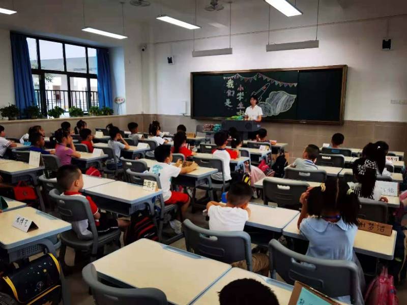 校区|舞狮、棒棒糖……开学日，中山新建小学幼儿园迎来新一批萌娃