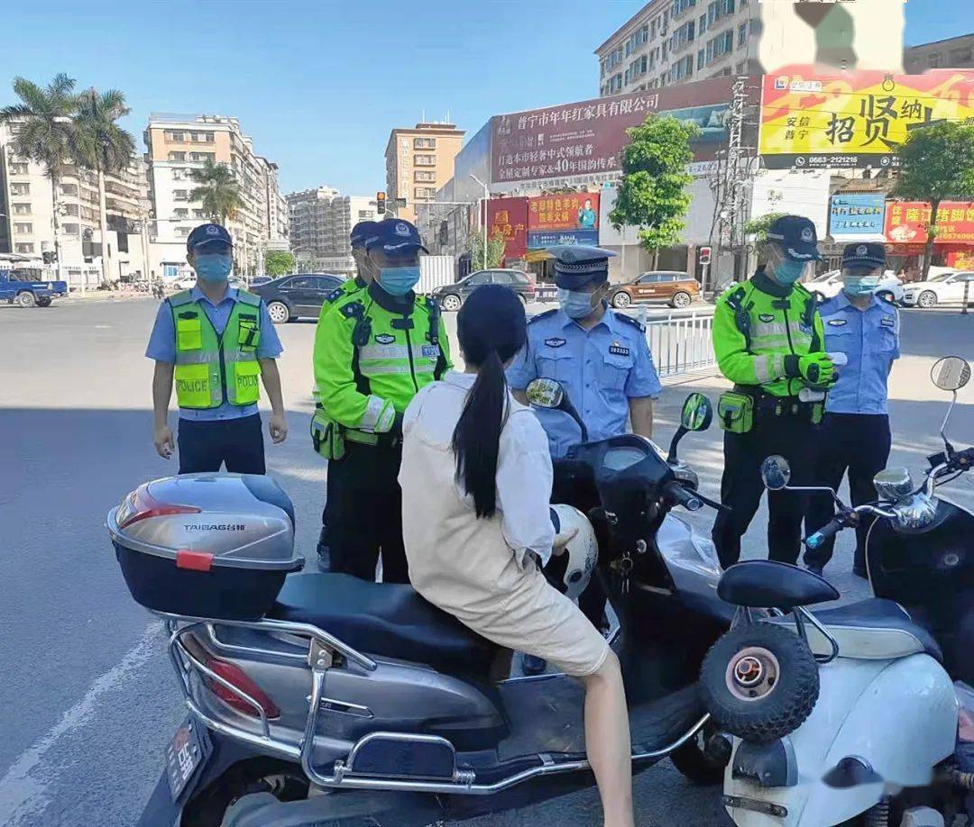 来了新规首日普宁交警重拳出击严查各类摩电交通违法