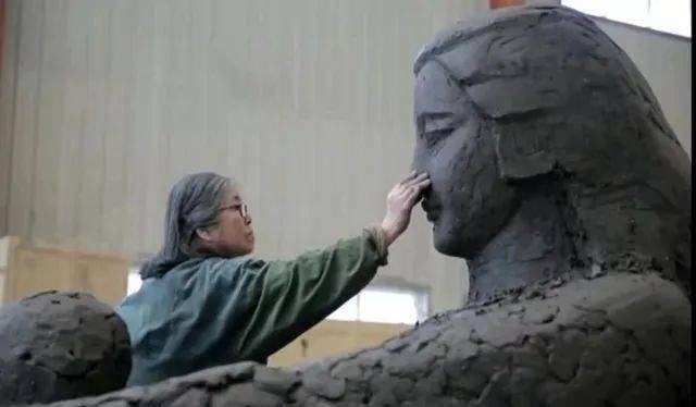 著名雕塑家何鄂作品《黄河母亲》亮相"在激流中前进——中国美术馆藏